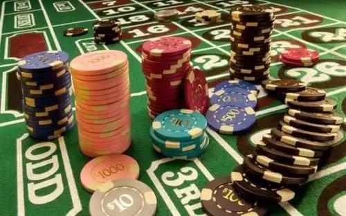Antarmuka aplikasi mobile tkpwin menampilkan dealer langsung blackjack dan menu sportsbook